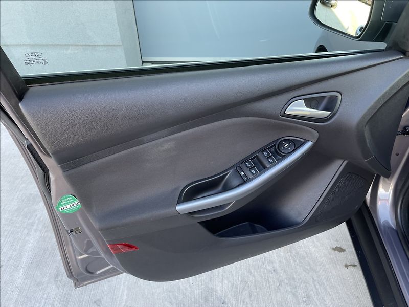 Ford Focus 1,6 TDCi 85KW AUT.KLIMA - fotka 16 z 23