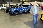 V pátek začal na lyském výstavišti víkend provoněný benzinem.