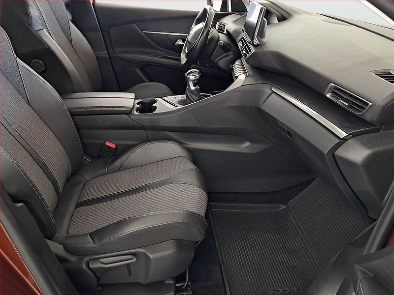 Peugeot 5008 (2021) PureTech 130 - fotka 9 z 22