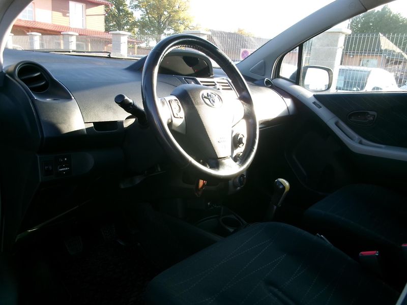 Toyota Yaris 1,0i KLIMA - fotka 19 z 22