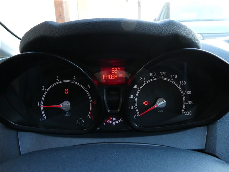 Ford Fiesta 1,2 i 60kW 2x kola, klima - fotka 25 z 30