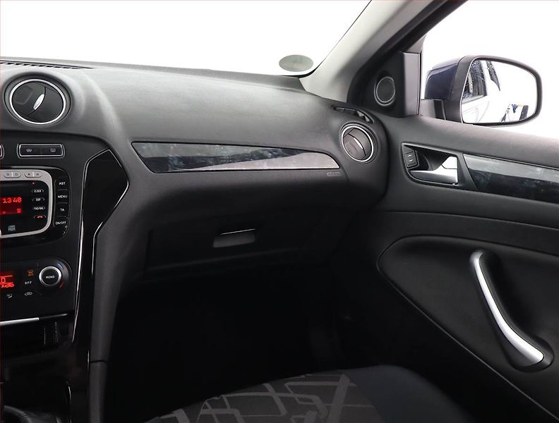 Ford Mondeo (2011) 1.6 EcoBoost, Xenony, Tempomat - fotka 8 z 21