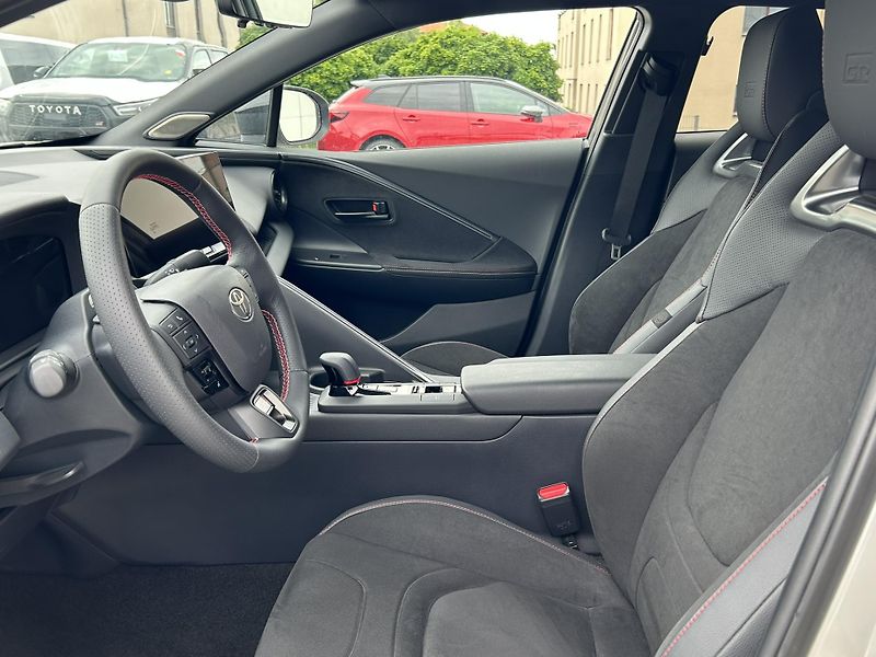 Toyota C-HR (2025) GR SPORT PREMIER 2.0 HEV 4x4  - fotka 7 z 14
