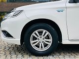 Mitsubishi Outlander 2.4i+HYBRID 4x4 SERVISKA TAŽNÉ - náhled 25