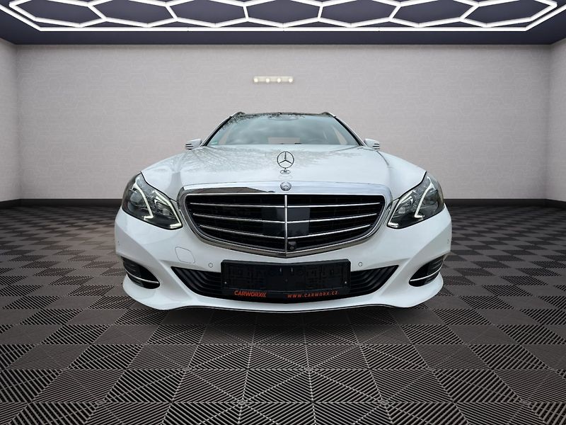 Mercedes-Benz Třídy E (2016) 350CDI 4Matic Elegance - fotka 2 z 40
