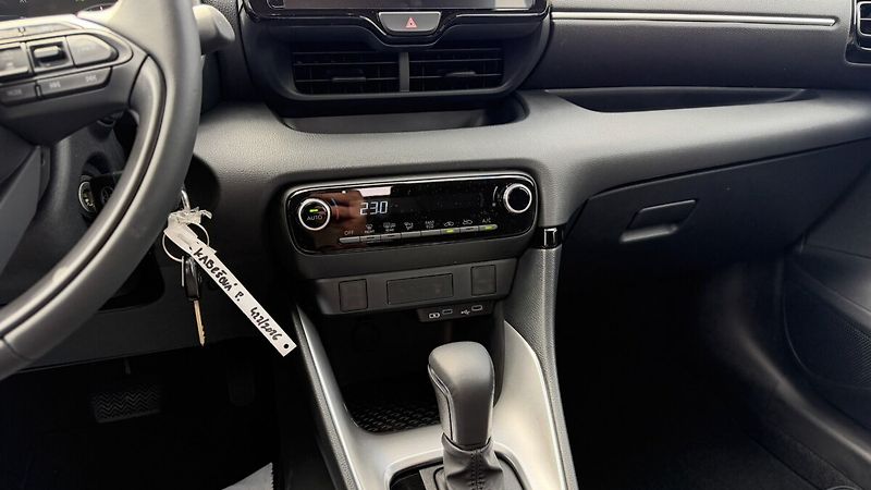 Toyota Yaris 1,5 HEV 116  LIMITED EDITION C - fotka 16 z 23
