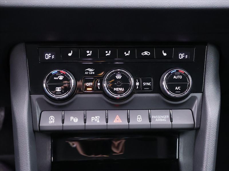 Škoda Karoq 2,0 TDI DSG 4x4 Tour Virtual - fotka 24 z 33