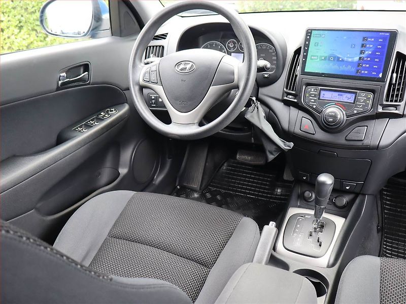 Hyundai i30 (2010) 1.6 MPI, Automat, Serv.kniha - fotka 7 z 18