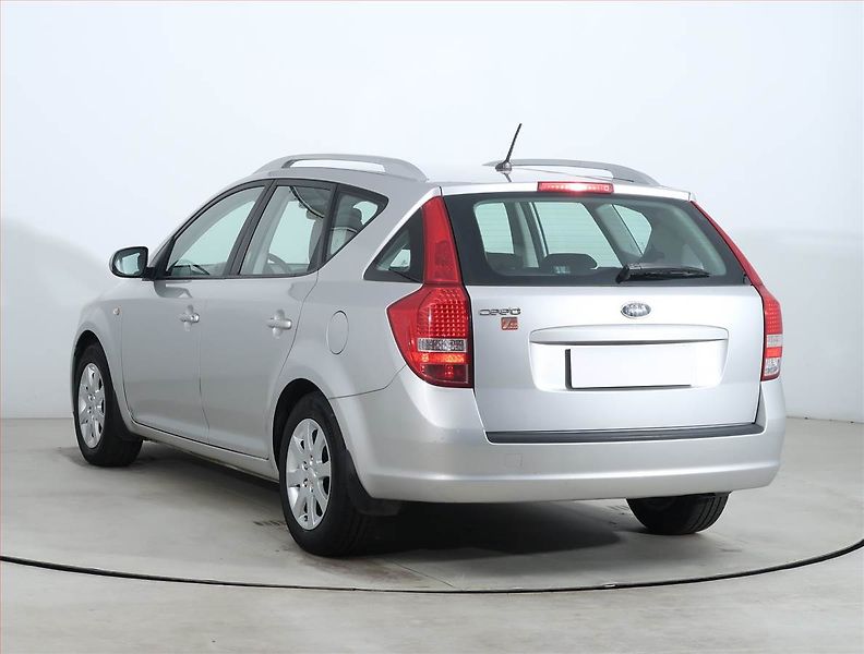 Kia Ceed (2011) 1.4 CVVT, po STK, levný provoz - fotka 4 z 17