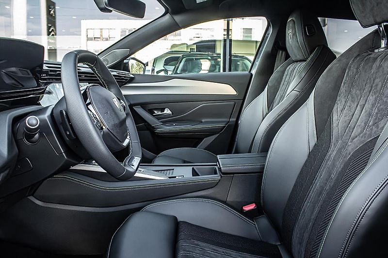 Peugeot 308 (2025) ë-GT 115 kW/157k 58kWh  SW - fotka 13 z 22