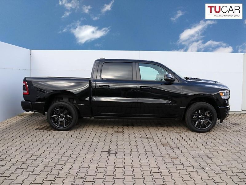 RAM 1500 (2024) Laramie 5.7 V8 HEMI E-Torque - fotka 4 z 38