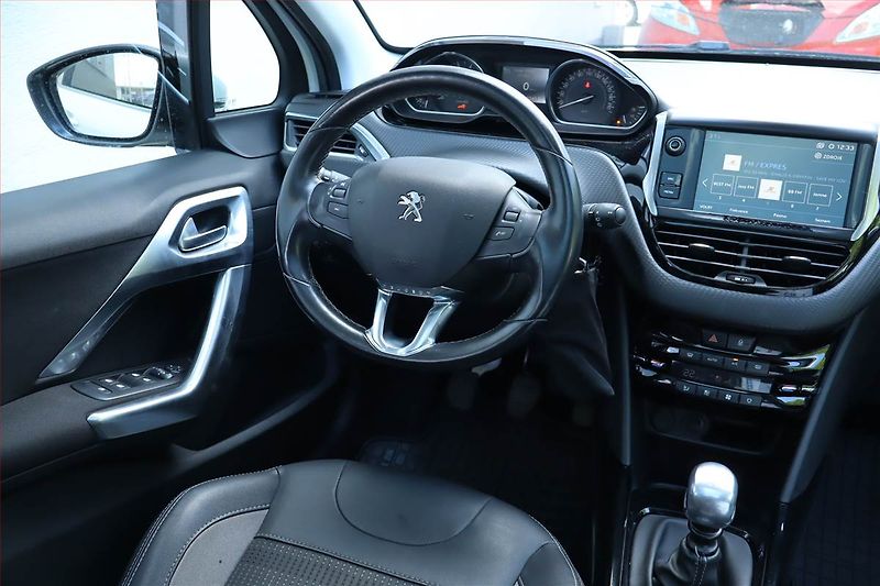 Peugeot 2008 (2019) 1.2 PureTech, Serv.kniha, Navi - fotka 7 z 25