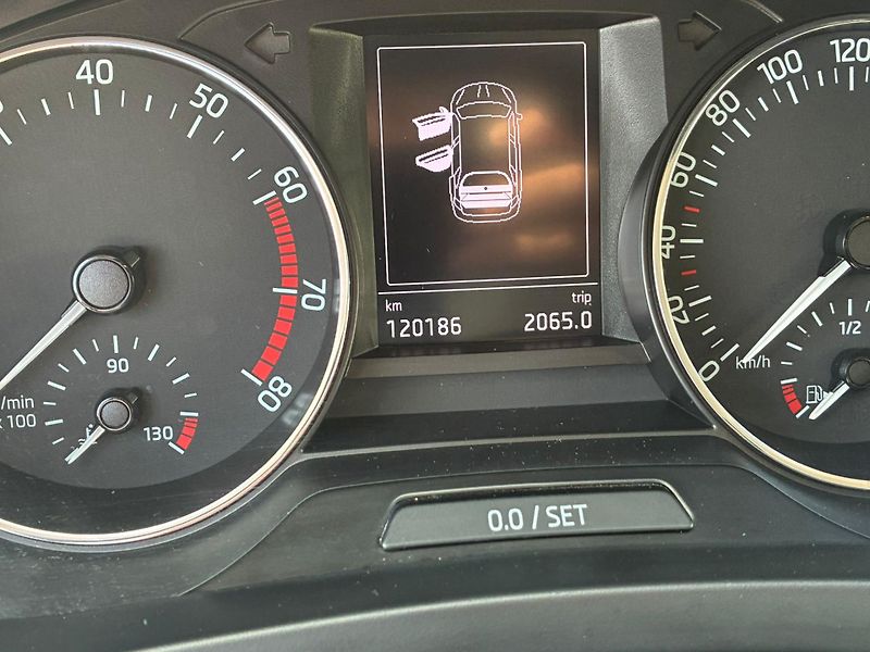 Škoda Rapid (2017) 1.2TSi, 81KW, VYHŘ. SEDADLA. - fotka 13 z 19