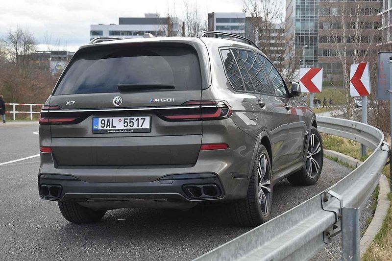 Velké SUV je překvapivě schopné i na zatáčkovitých silnicích