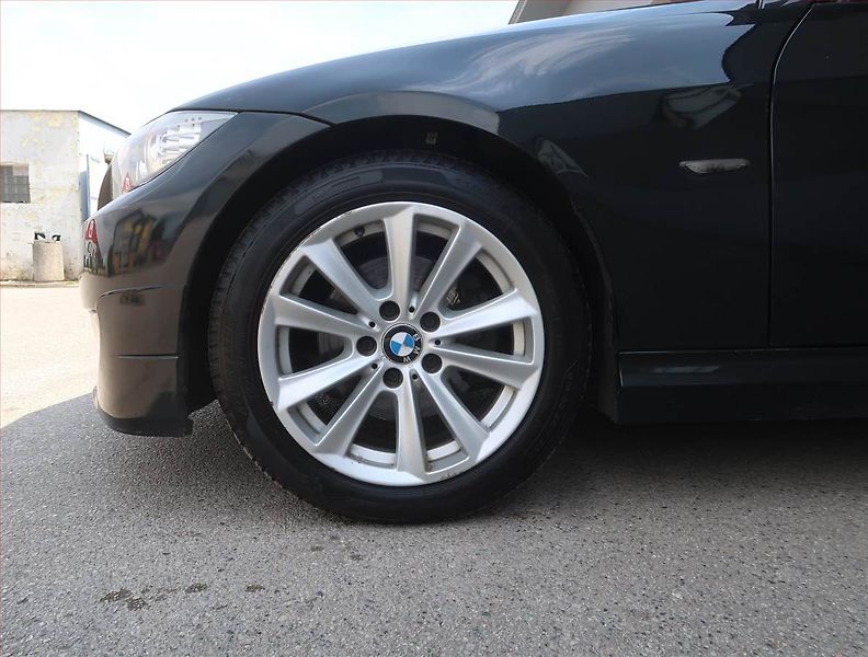 BMW Řada 3 (2009) 320 i, Navi, Xenony, Tempomat - fotka 14 z 19