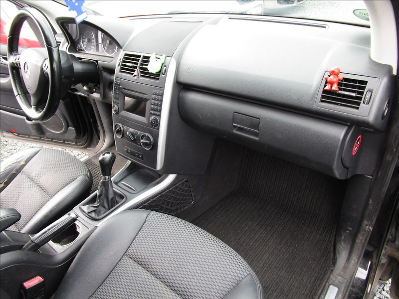 Mercedes-Benz Třídy A A160,  Klima - fotka 15 z 39