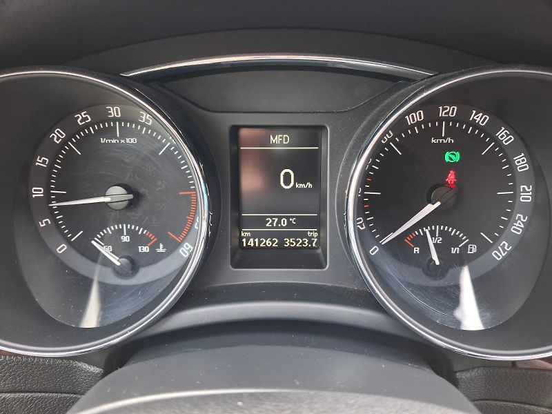 Škoda Superb (2012) Combi Elegance 2,0TDi 125kW DS - fotka 17 z 33