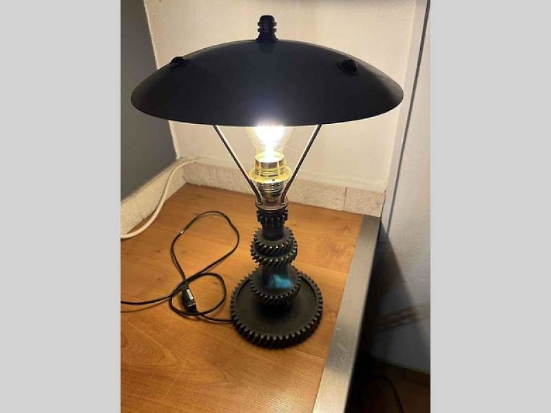 Dalibor Lupík vyrábí originální lampy z motorových dílů vozidel 20. a 30. let.