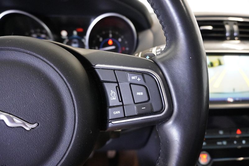Jaguar F-Pace 2.0D 132kW PRESTIGE - fotka 18 z 28
