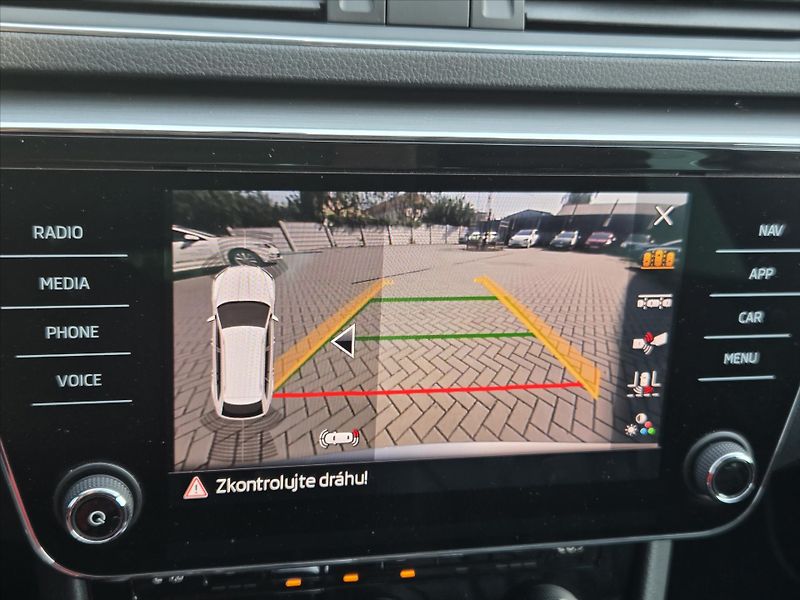 Škoda Superb 2,0 TDi DSG Style Plus DPH ČR - fotka 20 z 25