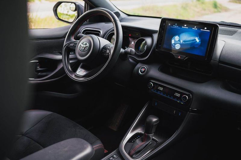 Toyota Yaris (2023) 1.5 VVT-i Hybrid - fotka 3 z 32