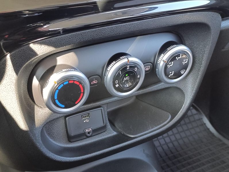 Fiat 500L 1.6JTD 77kW LIVING ČR - fotka 23 z 30