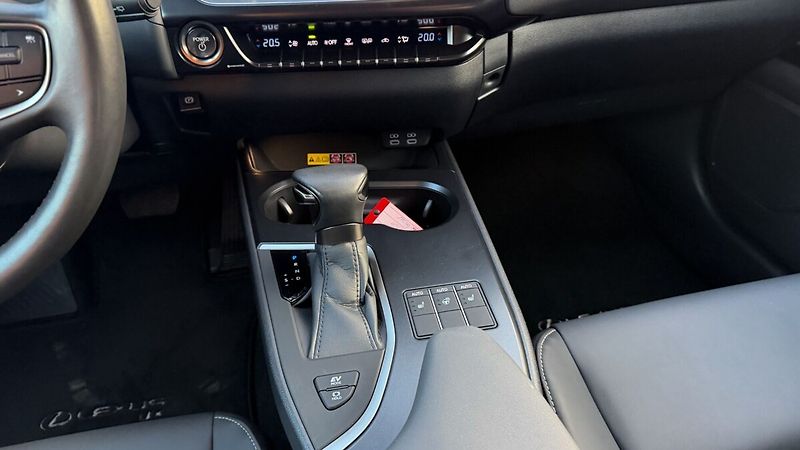 Lexus UX 250h 300H 2,0 HEV F SPORT DESIGN - fotka 19 z 25