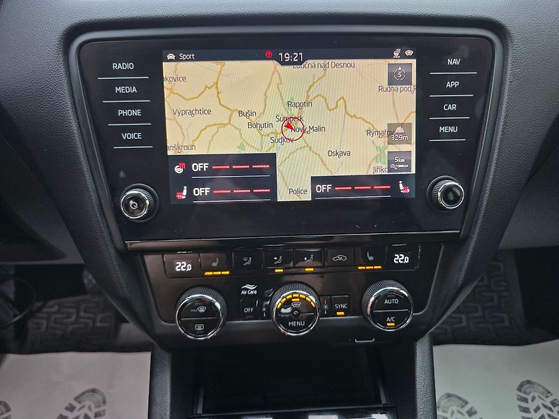 Škoda Octavia 2.0TSi 140kW DSG L&K 4x4 KŮŽE - fotka 16 z 38