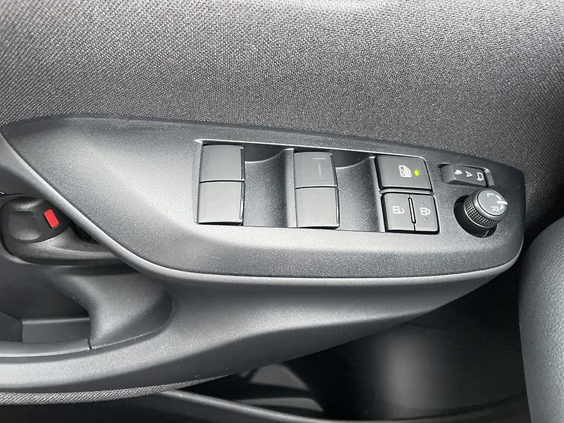 Toyota Yaris Cross 1.5 Hybrid 130k ODBĚR 10/2026 - fotka 28 z 32