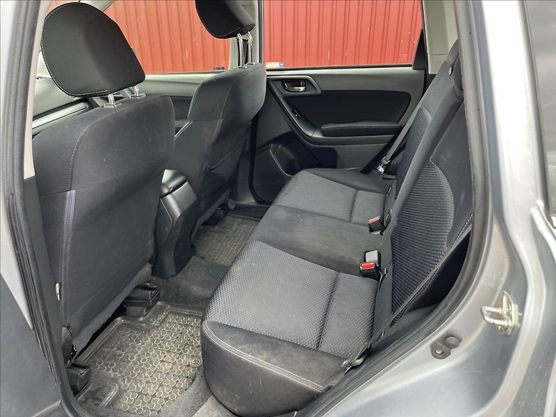 Subaru Forester 2,0 D-L 108KW 4x4 TZ ČR SERVIS - fotka 13 z 41