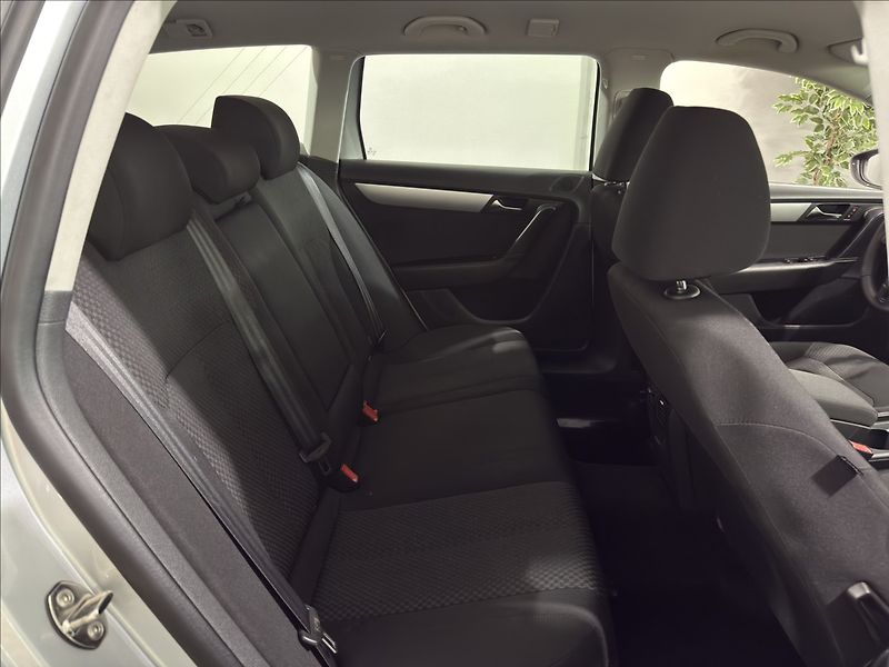 Volkswagen Passat 1,6   TDI 77KW VÝHŘEV TAŽNÉ - fotka 20 z 26