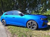 Opel vyniká ostrými sportovními rysy.