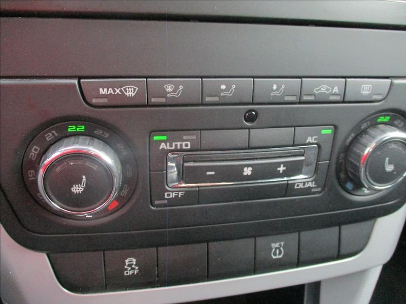 Škoda Yeti 1,4 TSI, servis, xenon, 1.maj, - fotka 11 z 30