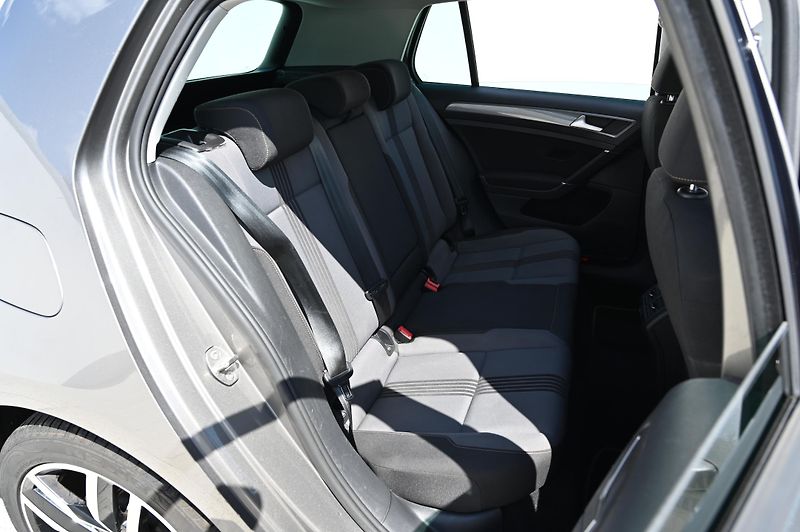 Volkswagen Golf 1.2TSI 81KW BMT rezervace - fotka 29 z 46