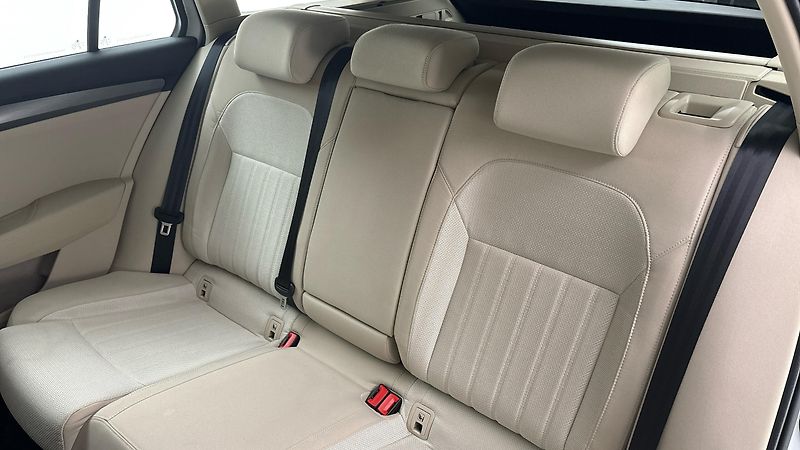 Škoda Superb 2.0 TDI Style Combi - fotka 16 z 25
