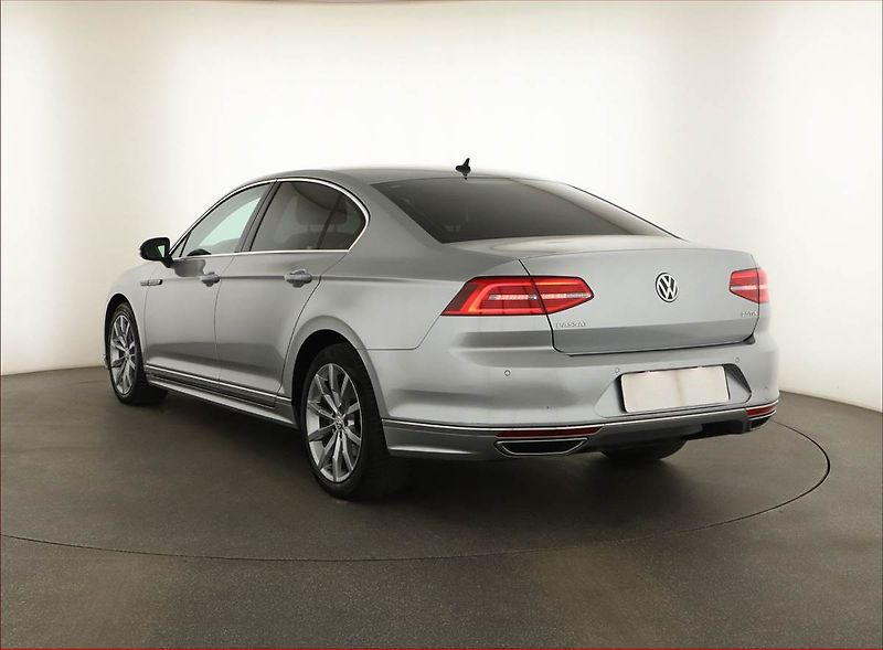 Volkswagen Passat (2018) R-Line 2.0 TDI, Automat, Kůže - fotka 4 z 18