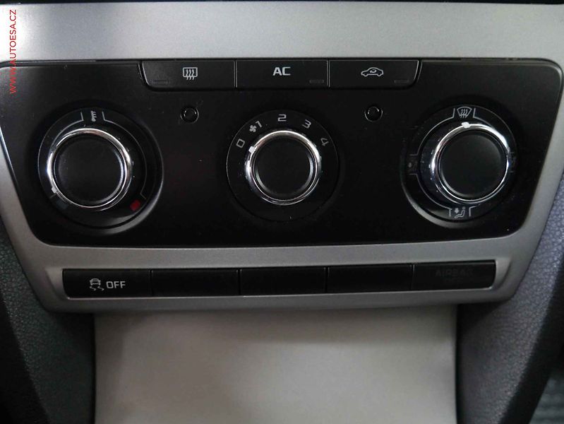 Škoda Octavia (2012) 1.6 TDi, ČR, AAC, tempo - fotka 16 z 16