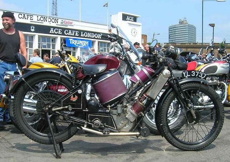 Mezi populární modely společnosti Scott patřil motocykl Scott Flying Squirrel. Byl ale příliš drahý. Vyráběl se od roku 1926 do vypuknutí II. světové války.