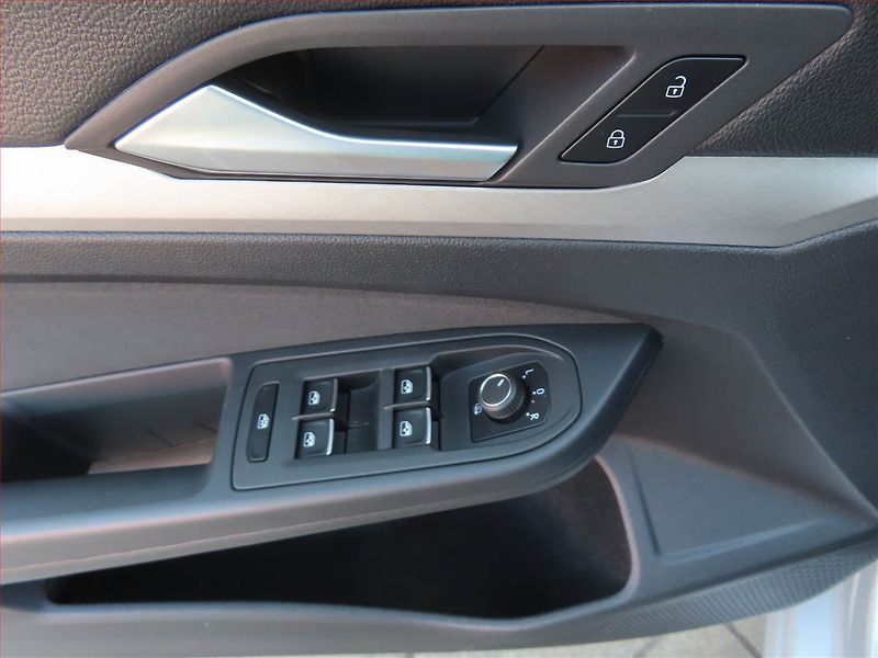 Volkswagen Golf (2022) Life 2.0 TDI, Automat - fotka 17 z 24