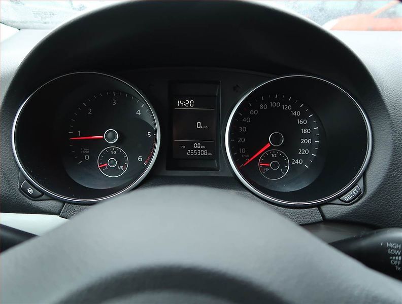 Volkswagen Golf (2010) 1.6 TDI, po STK, jezdí výborně - fotka 11 z 15