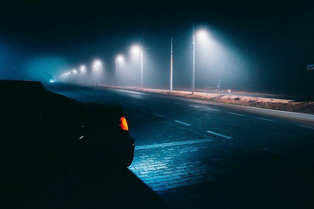 V tiché noční ulici se zavírání dveří, vykládání věcí z kufru nebo hlasitý hovor u auta může nést mnohem dál než za denního provozu. Ilustrační foto., zdroj: Shixart1985 /Wikimedia CC 2.0