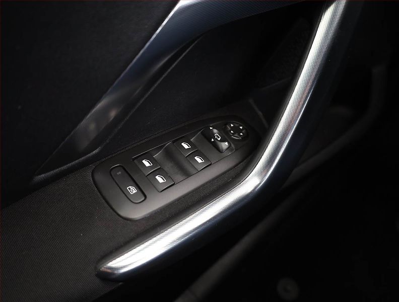 Peugeot 2008 (2018) 1.2 PureTech, ČR,1.maj, Kůže - fotka 11 z 16
