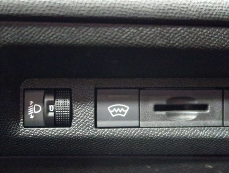 Peugeot 308 1,2 PT ALLURE NAVI KAMERA ČR - fotka 19 z 46