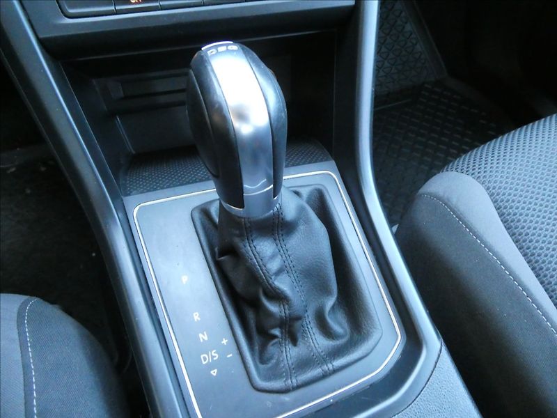 Volkswagen Touran 1,6 TDi DSG 7.míst,1maj.,závěs - fotka 29 z 35