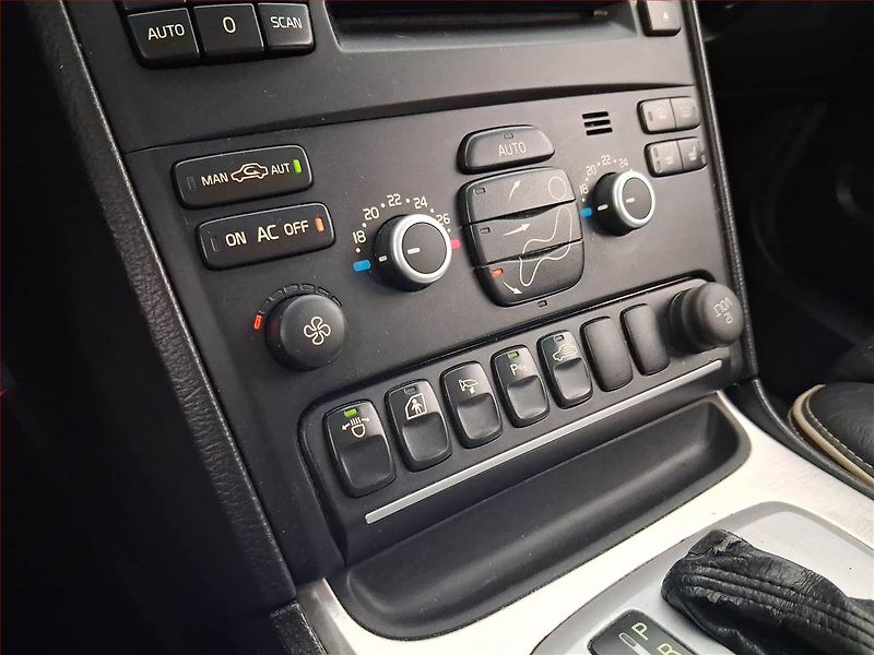Volvo XC90 (2010) D5, 4X4, Automat, 7 míst - fotka 17 z 21
