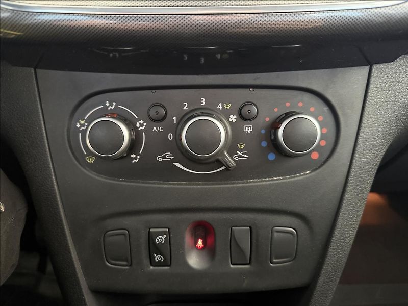 Dacia Logan 0,9   66kW,STEPWAY,1.MAJITEL - fotka 17 z 23