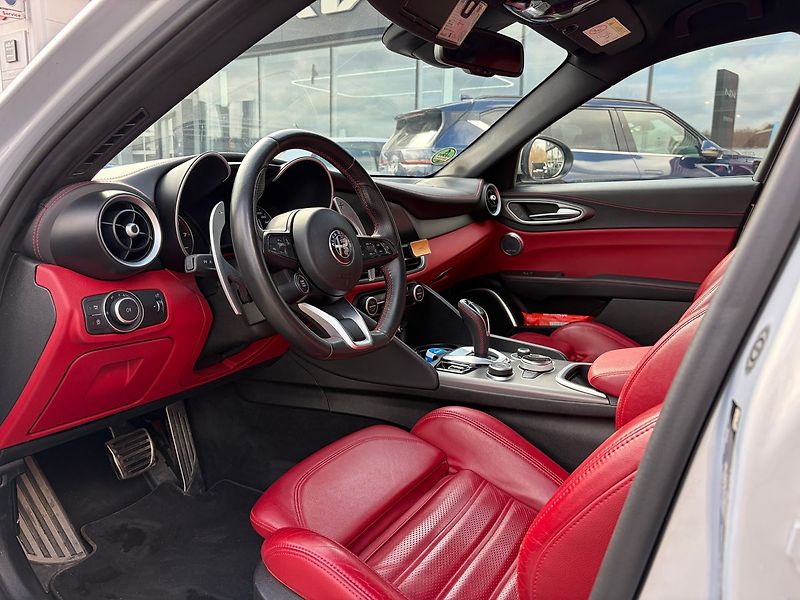 Alfa Romeo Giulia 2.0T 280k AWD Veloce AT8 - fotka 5 z 11