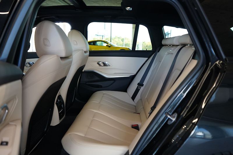 BMW Řada 3 330d xDrive Touring, Pano, HUD - fotka 38 z 42