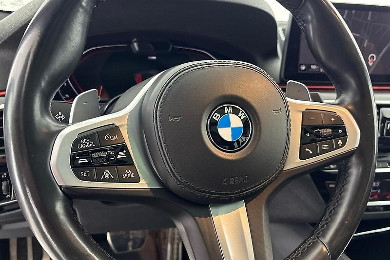 BMW Řada 5 540d xDrive - fotka 22 z 28