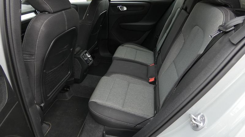 Volvo XC40 B3 PLUS DARK - fotka 19 z 23